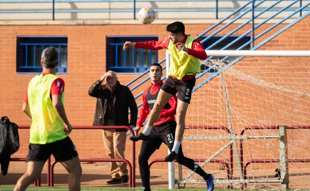 Monroy cabecea el esférico ante la mirada de Asier Córdoba y César Caneda. / FERNANDO DÍAZ