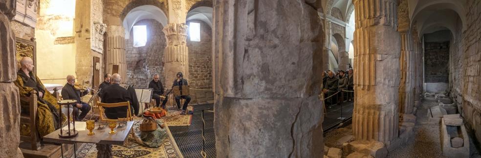 La basílica de Santa María de Arcos, en Tricio, fue el privilegiado escenario donde Artefactum presentó este domingo su espectáculo 'Ego Rex: Cantigas de Alfonso X el Sabio'. / JUSTO RODRÍGUEZ