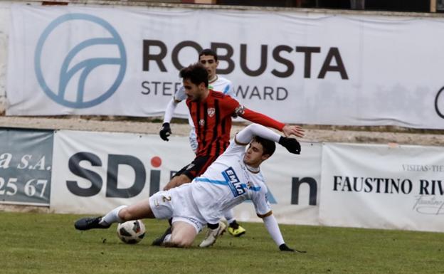 Zaldua se lanza al suelo para hacerse con el balón. / ORLANDO MARTÍNEZ