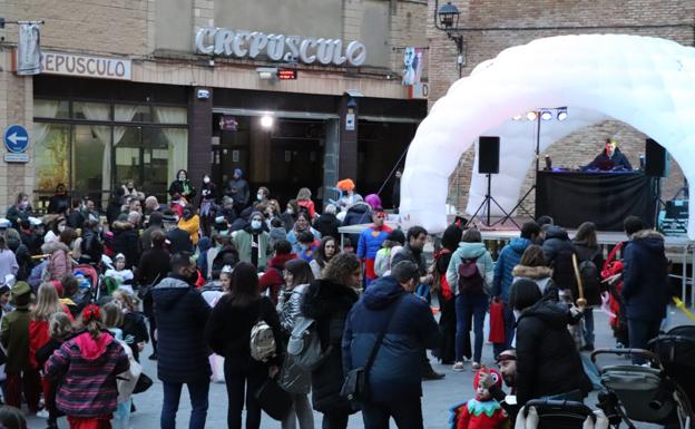 Imagen de la fiesta de disfraces en la plaza Cervantes en 2022. / E. P.