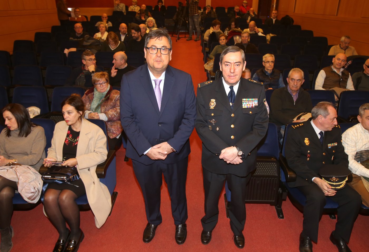 José Manuel Azcona, con Manuel Laguna en el Centro Ibercaja . / JUAN MARÍN