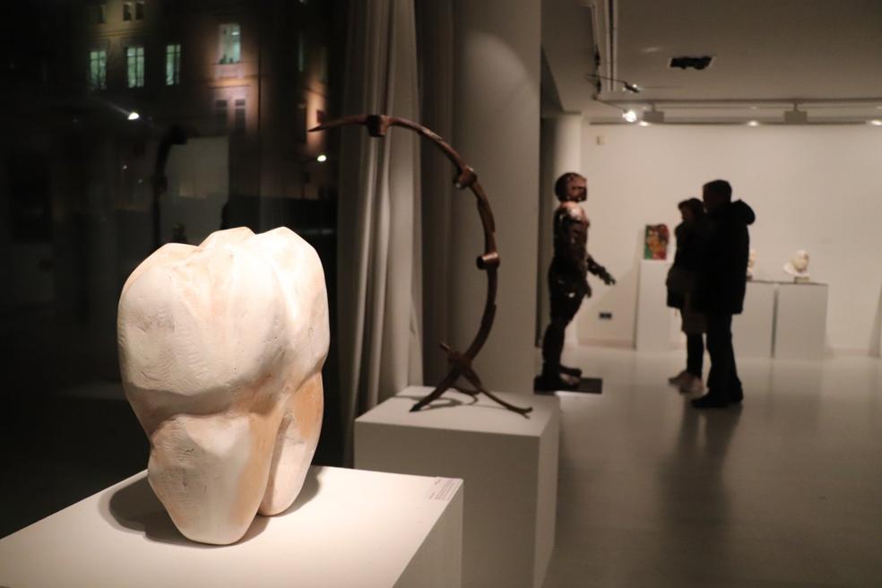 La exposición muestra veinte obras seleccionadas que cumplen el requisito de estar elaboradas con materiales de desecho a los que los artistas dan una segunda vida./Ernesto Pascual