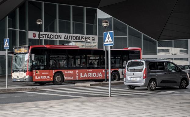 Un autobús urbano, a su paso por la nueva estación de autobuses, aún cerrada. / F.DÍAZ