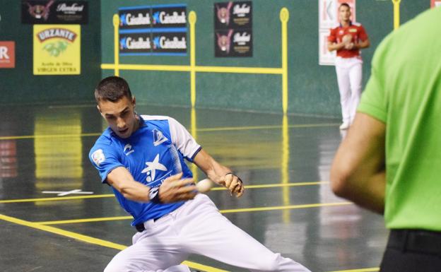 Zabala se lanza al ancho en busca de la pelota. / MIGUEL HERREROS