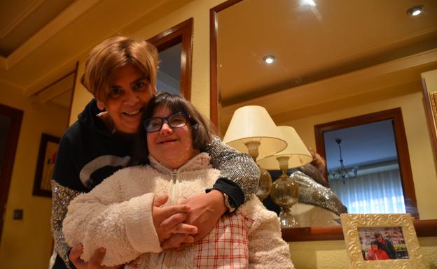 Judiht Amador, con su madre Nuria Palomino. / I. ÁLVAREZ