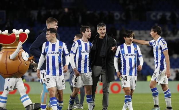 Imanol Alguacil y sus jugadores celebrando una victoria de la Real Sociedad./efe