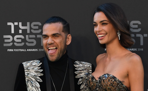 Dani Alves y su mujer, la modelo canaria Joana Sanz. /Efe