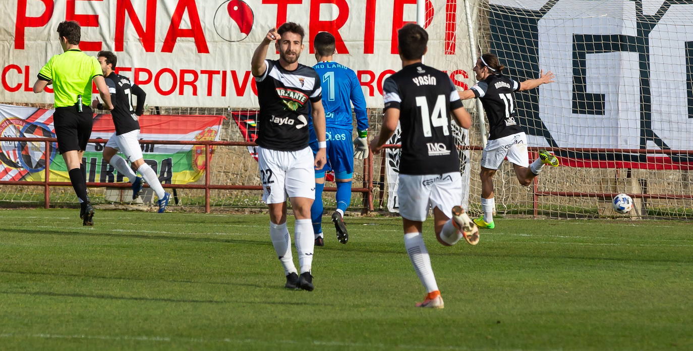 Ángel Sánchez, durante un partido ante la SD Logroñés, su nuevo equipo. /Sonia Tercero