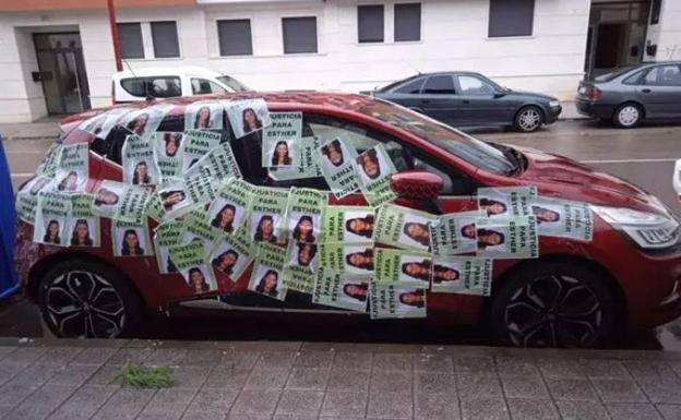 El coche de la hermana de Óscar S. amaneció empapelado de carteles de Esther en la Cistérniga. /EP