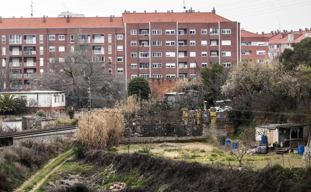Vista de los edificios de El Cubo y la carretera de El Cortijo. /Justo Rodríguez