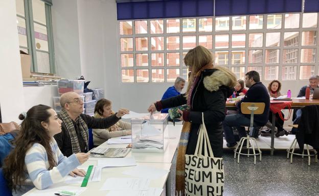 Votación en una de las mesas de la ESDIR, en Logroño. /JUSTO RODRÍGUEZ