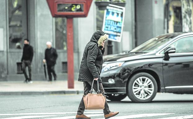 Una mujer se protege del frío, este lunes en Logroño, donde el termómetro marcaba 2 grados bajo cero. /Justo Rodríguez
