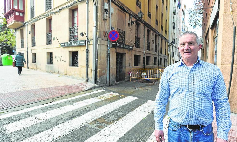 Santiago Iturrioz, este lunes, tras el cierre de 'El Gurugú' en plenas obras de la calle Los Yerros de Logroño. /Sonia Tercero