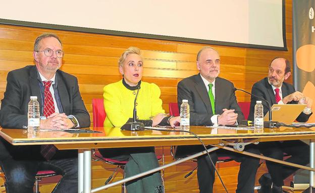 Fernández, Sánchez y Prusén presentaron un estudio de información y mundo rural introducido por la decana de los periodistas, Ana Castellanos. /J. M.