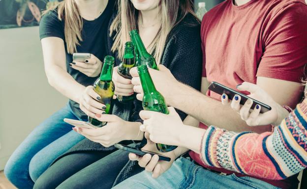 Un grupo de jóvenes brinda con cerveza. / l. r.