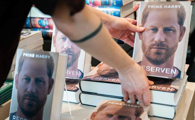 Una empleada de una librería coloca varios ejemplares de la autobiografía de Harry en un establecimiento de Copenhague./AFP