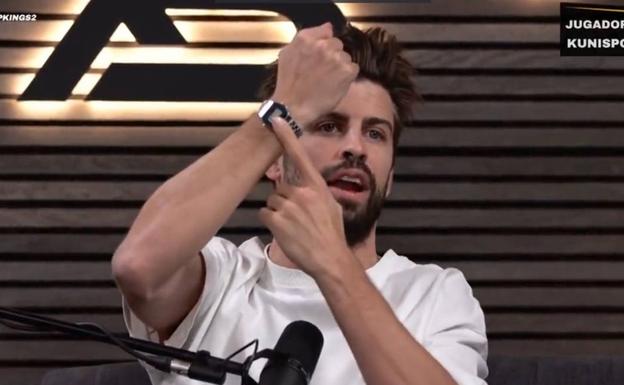 Piqué muestra el reloj recibido por la firma Casio./King's League