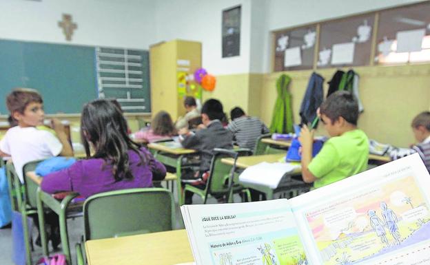 Un alumno lee un libro de Religión en clase. /Justo Rodríguez