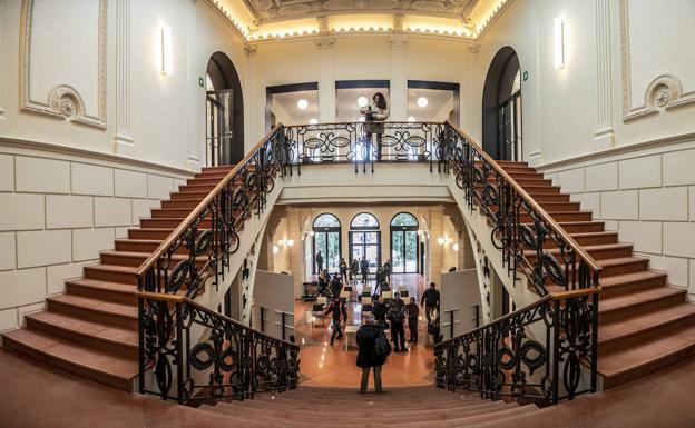 La escalera central, desde la entrada más noble al centenario instituto, vuelve a lucir como en el año 1914, y da la bienvenida a quienes estos días visitan el edificio coincidiendo con su puesta a punto. /JUSTO RODRÍGUEZ