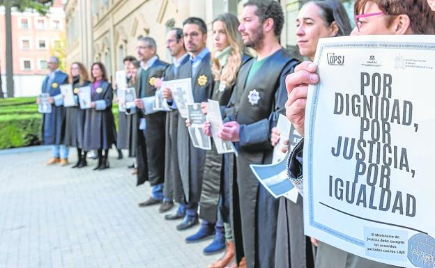 Imagen de una de las últimas concentraciones de los letrados de Justicia a las puertas de la sede judicial de Murrieta. /Fernando díaz