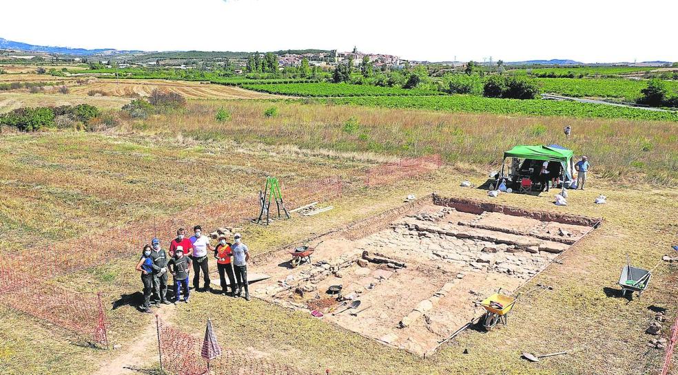 Parte del equipo de arqueólogos que han trabajado en las excavaciones de La Custodia, el pasado verano, con Viana al fondo. / URKO SARASOLA