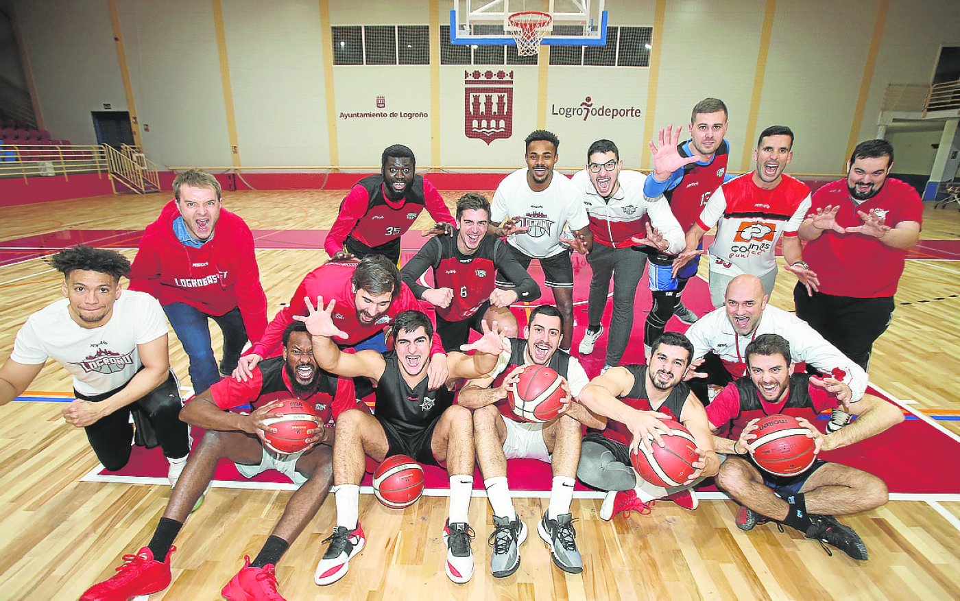 Jugadores y técnicos del Logrobasket, en un entrenamiento de la pasada semana. / JUAN MARÍN
