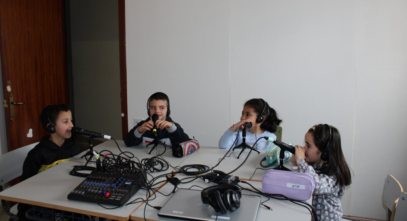 'El Podcast del Sancho', presentado por los alumnos, se puede escuchar a través de la web del colegio y de la plataforma de audio iVoox. / A. P.