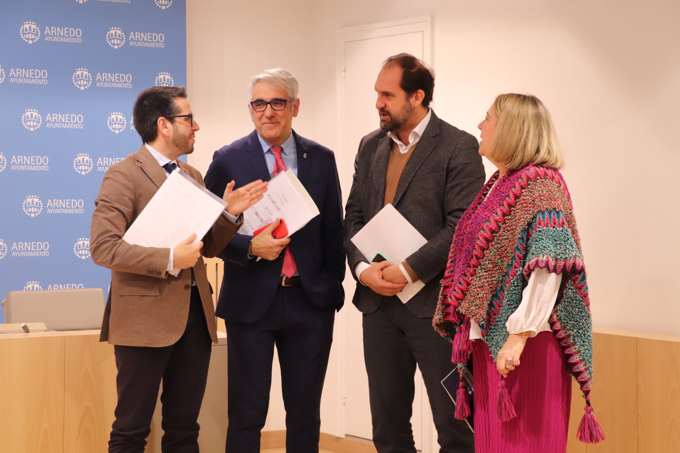 García, Izquierdo, Caldito e Hita conversan ayer sobre los proyectos para los institutos arnedanos. / E. P.