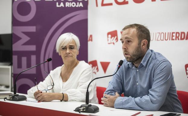 Carrero (Podemos) y Mendiola (IU), firmantes del acuerdo para concurrir juntos a las elecciones. /Justo Rodríguez