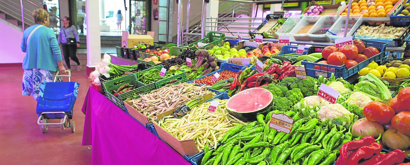 Verduras, frutas y hortalizas lucen su colorido en un puesto de la Plaza de Abastos de Logroño. / SONIA TERCERO