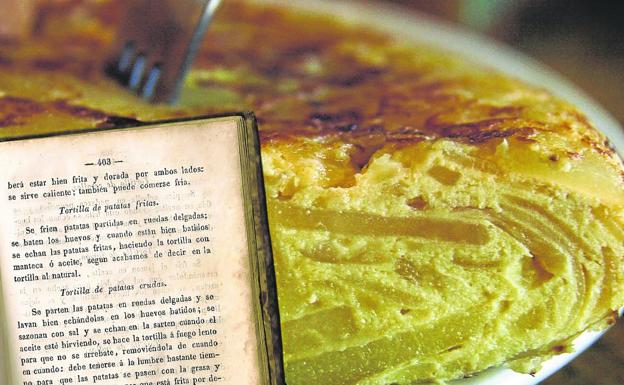 Recetas de tortilla de patata en 'La cocina perfeccionada' (1854) y tortilla cruda. / WIKIPEDIA COMMONS