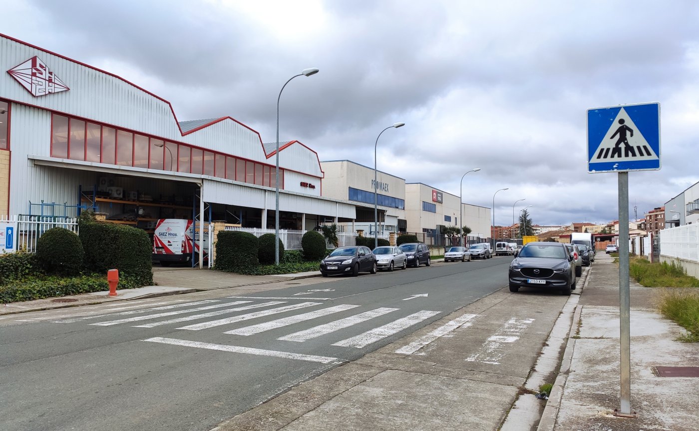 Algunas de las empresas ubicadas en el polígono industrial San Lázaro, de Santo Domingo. / ALBO