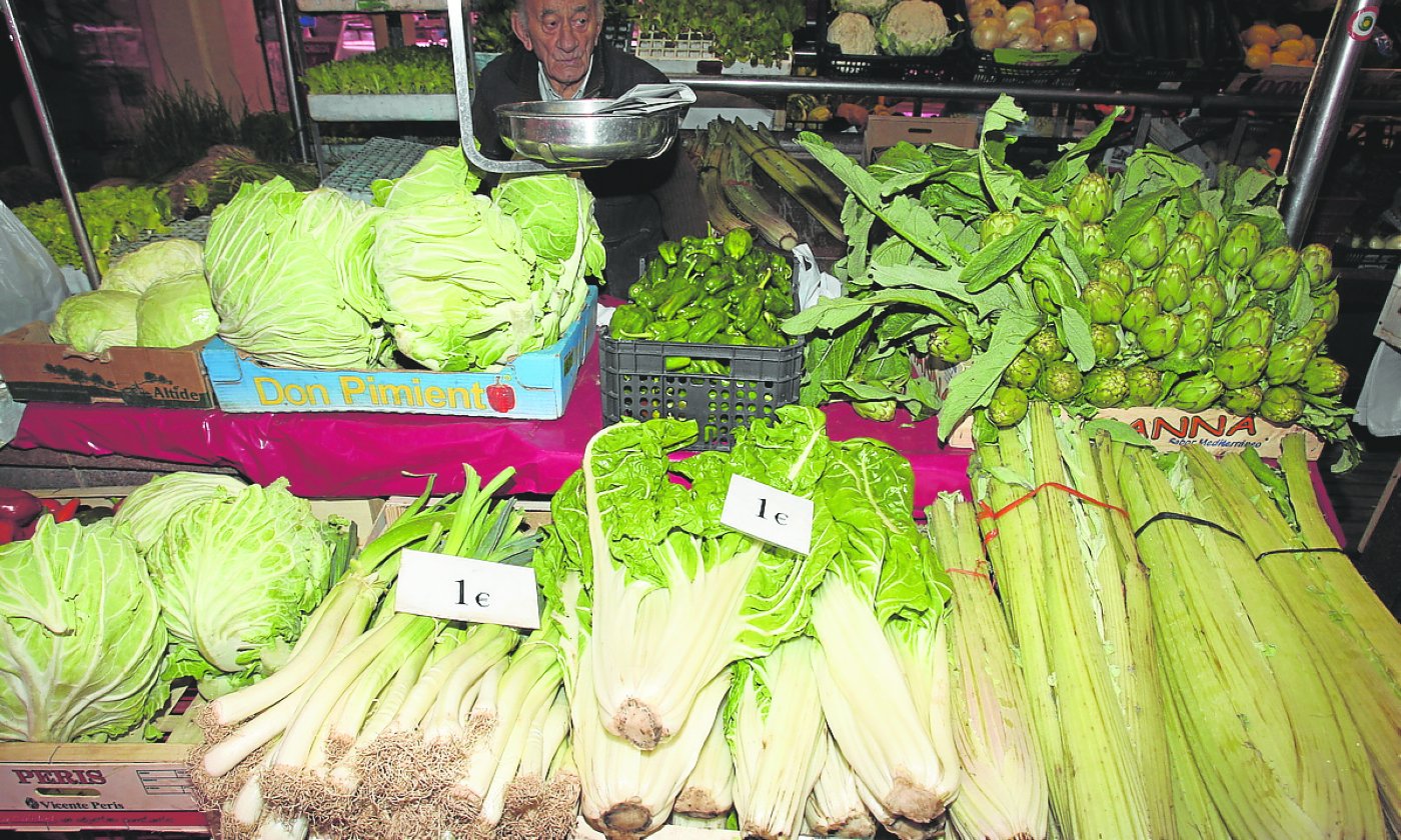 Puesto de verduras y hortalizas locales en un mercado de abastos riojano. / S. TERCERO