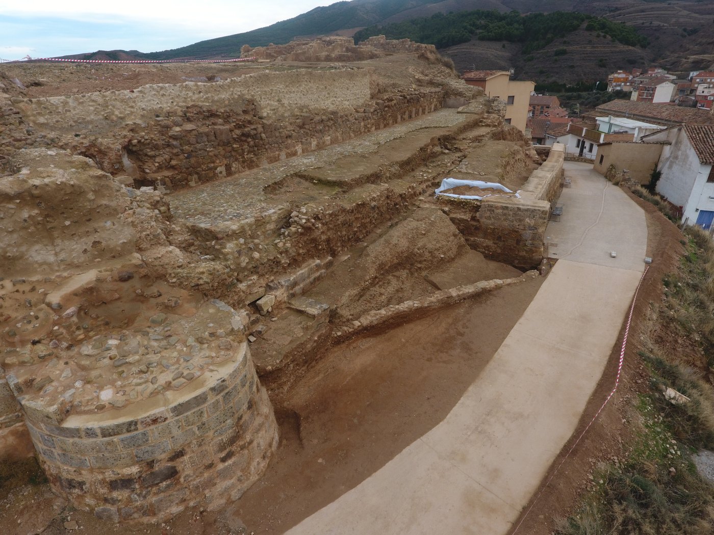 Panorámica del frente Sur del castillo Señorío de Cameros, con Nalda al fondo. / AYTO. DE NALDA