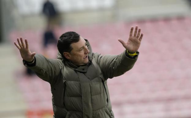 Raúl Llona da instrucciones a sus hombres en el partido en el que la SD Logroñés derrotó al Murcia. / FERNANDO DÍAZ