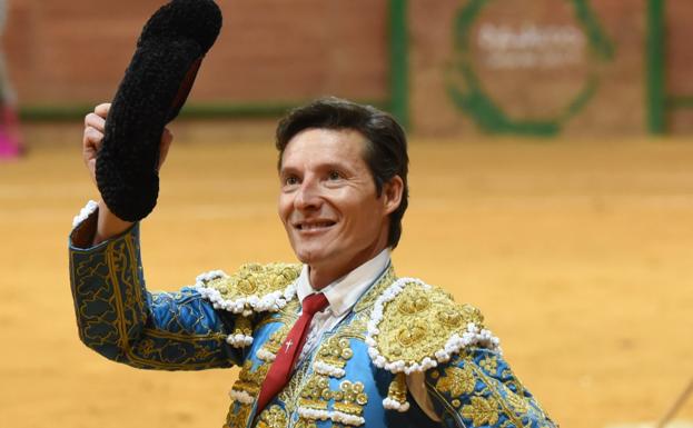 Saludo a la afición de Diego Urdiales. / MIGUEL HERREROS