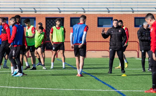 Raúl Llona da instrucciones a sus hombres en el entrenamiento de en Pradoviejo. /Sonia Tercero