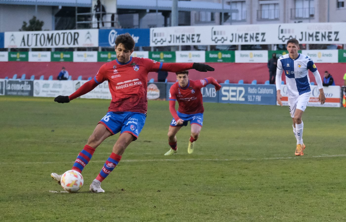 Momento en el que Santana lanza el penalti contra el Sabadell que supuso el empate el domingo. / F. DÍAZ