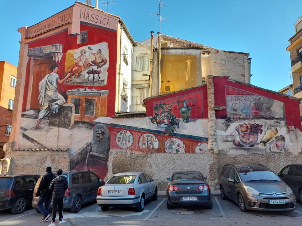 Escenas romanas y vitivinícolas, cerca del yacimiento de Las Medranas, obra de reciente creación. /S. S. J.