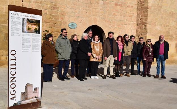 Organizadores y colaboradores del programa 'Aprender' posan en el castillo Aguas Mansas de Agoncillo. / D. M. A.