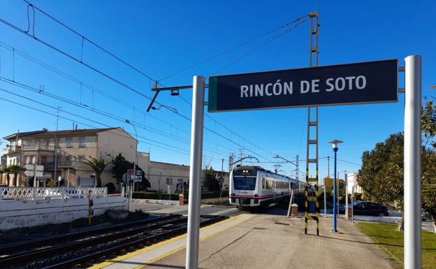 Llegada y salida de trenes en el apeadero de Rincón, este fin de semana. /s. s. j.