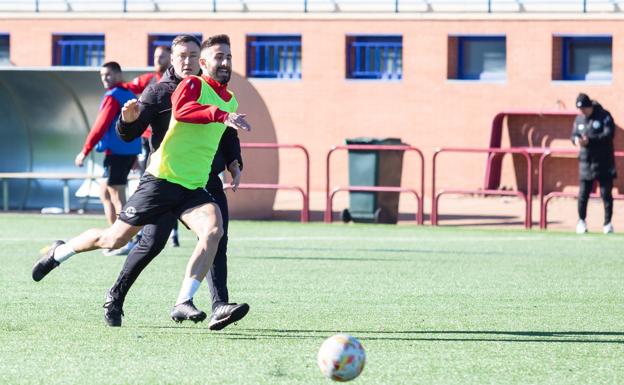 Ángel Sánchez, en un entrenamiento de la SD Logroñés. / SONIA TERCERO