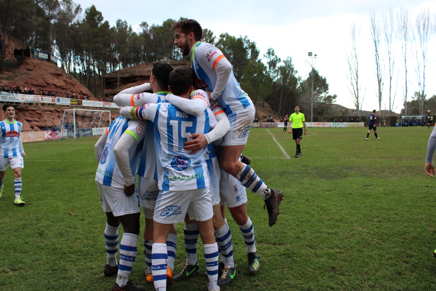 Los jugadores del Náxara celebran el segundo tanto de Lora. / A. P.
