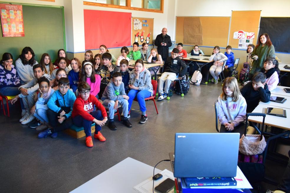 Alumnos del CEIP Eladio del Campo de Murillo de Río Leza durante la conexión con la Antártida. /Diego Marín A.
