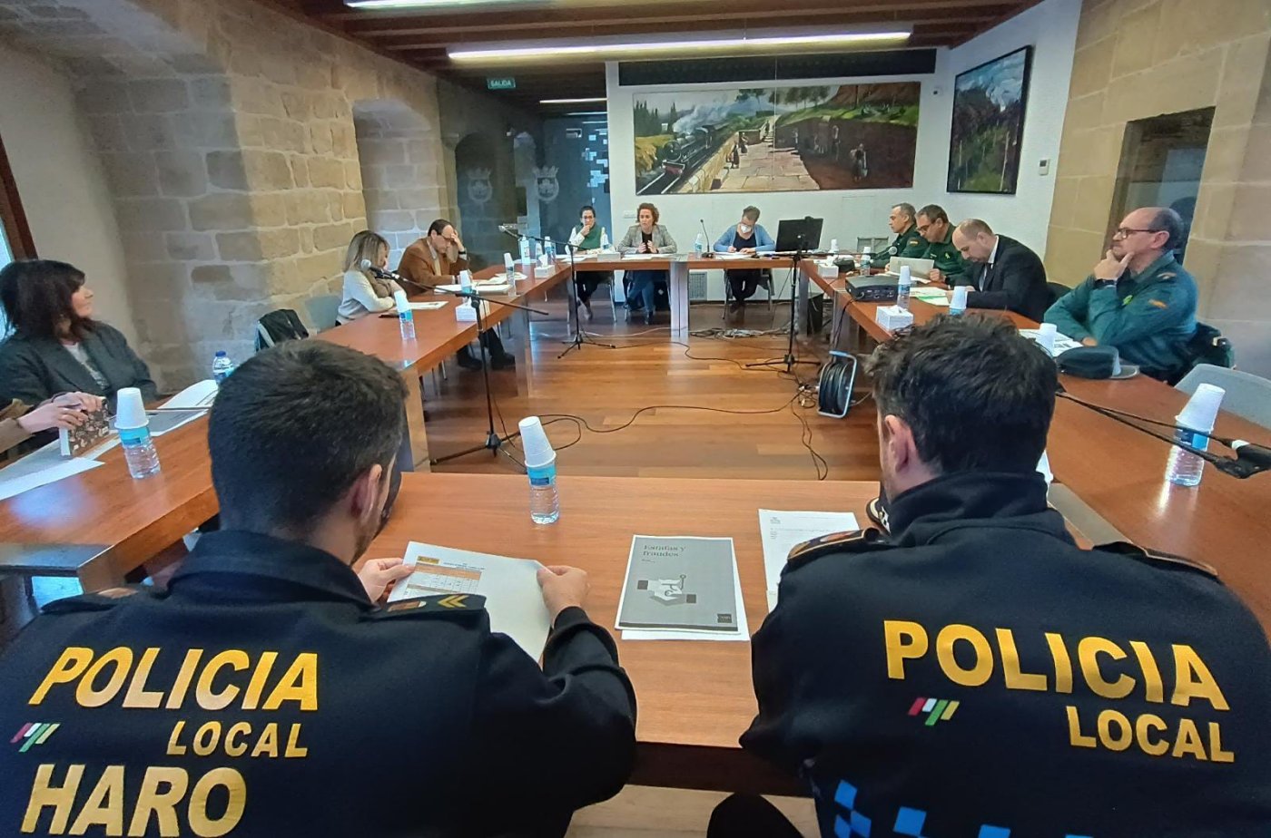 Imagen de la reunión celebrada ayer en el palacio Bendaña de Haro. / D. DEL GOB.