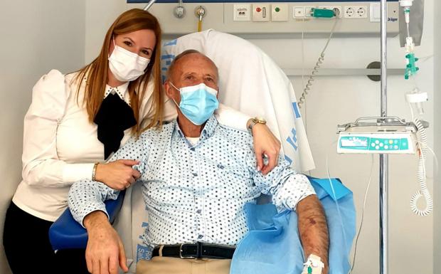 Raquel, junto a su padre, durante la sesión de tratamiento que le administraron ayer por primera vez en el Hospital de Calahorra. / I. Á.