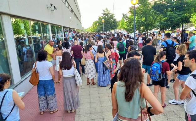 Aspirantes a una plaza de oposición en Primaria, en junio pasado. / L. R.
