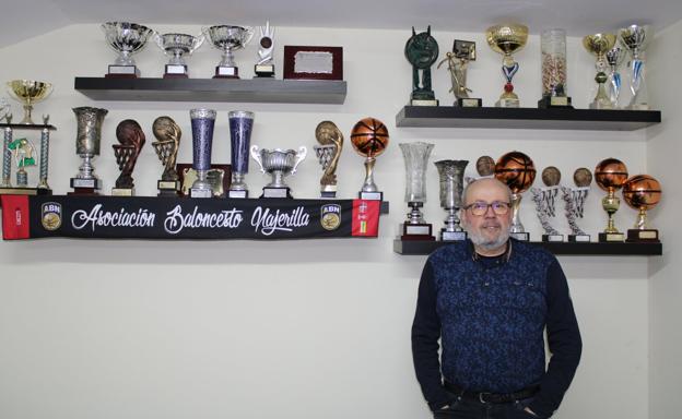 En el local del ABN, junto a algunos de los trofeos logrados por los equipos del club. / A. P.