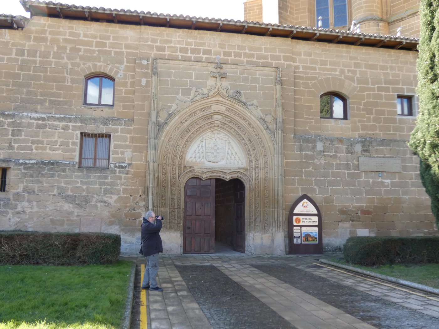 Un turista de Tirgo aprovechaba el día despejado para fotografiar el monasterio a la entrada de la oficina. /María Caro