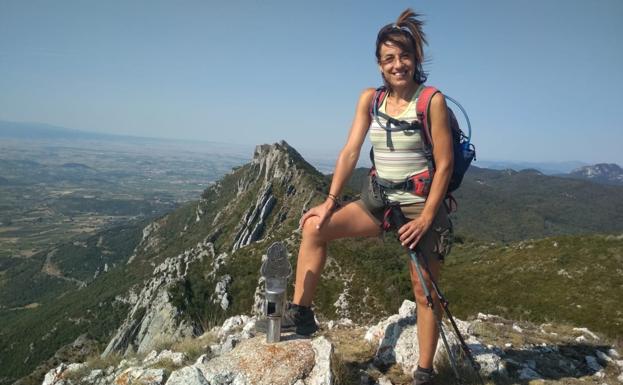 Laura Izquierdo posa en la cima Mendegorri (1.287 m.), en la Sierra de Cantabria. / SHERPA